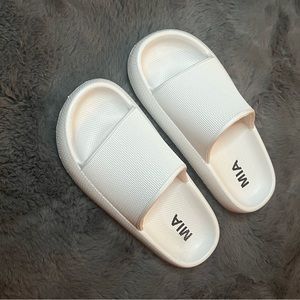Mia pillow slides